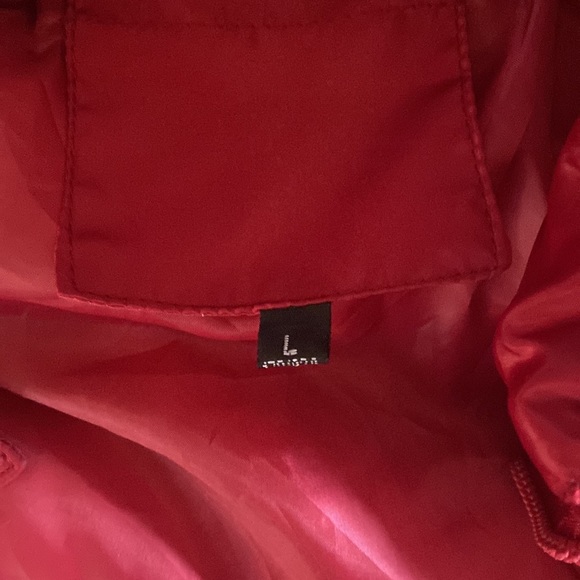 Red puffy vest, unknown brand - Picture 3 of 3
